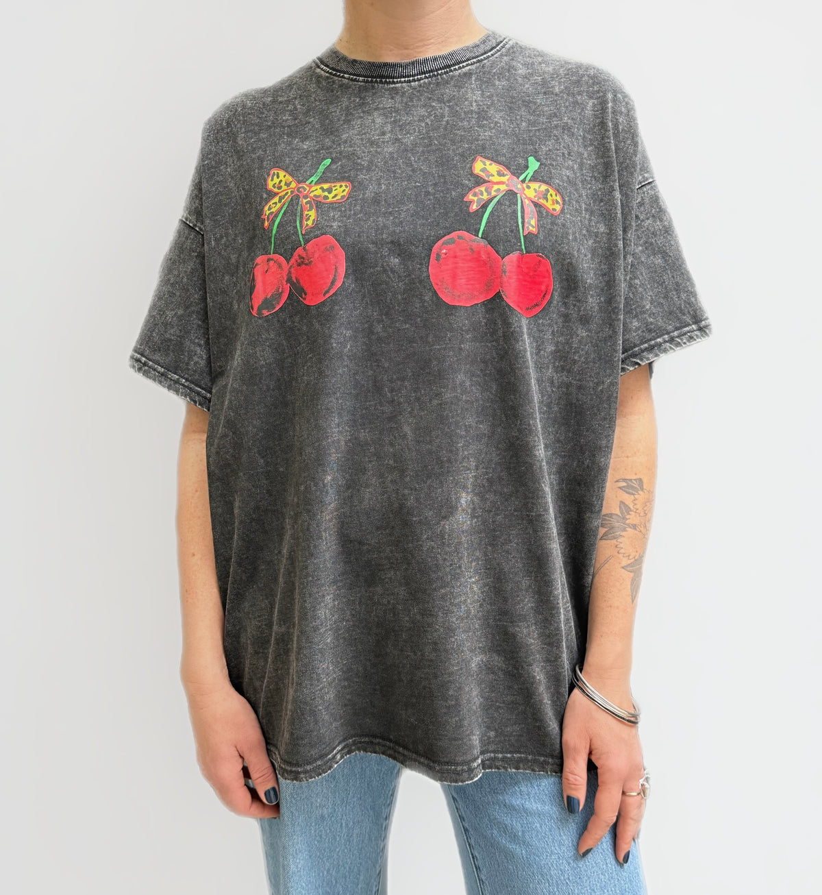 Washed Black Vintage Bow & Cherry Graphic Tee – By Frankie